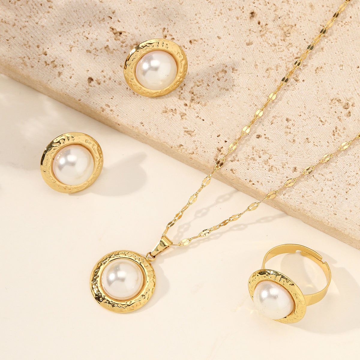 Parelset met ketting, oorknopjes en ring