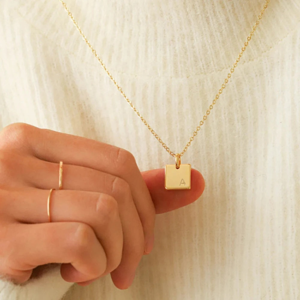 Ketting met initiaal aan de hand
