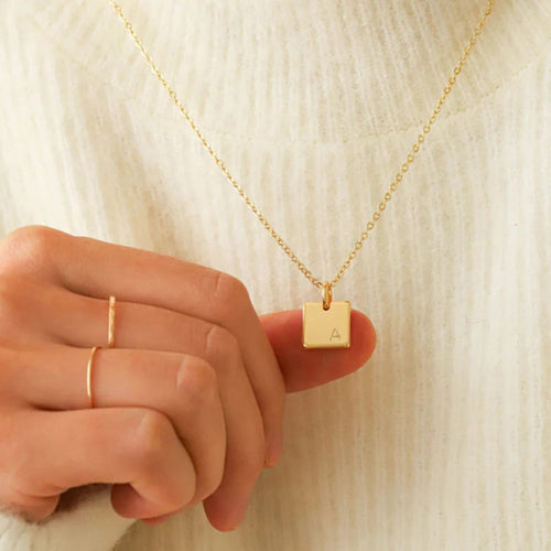 Ketting met initiaal aan de hand