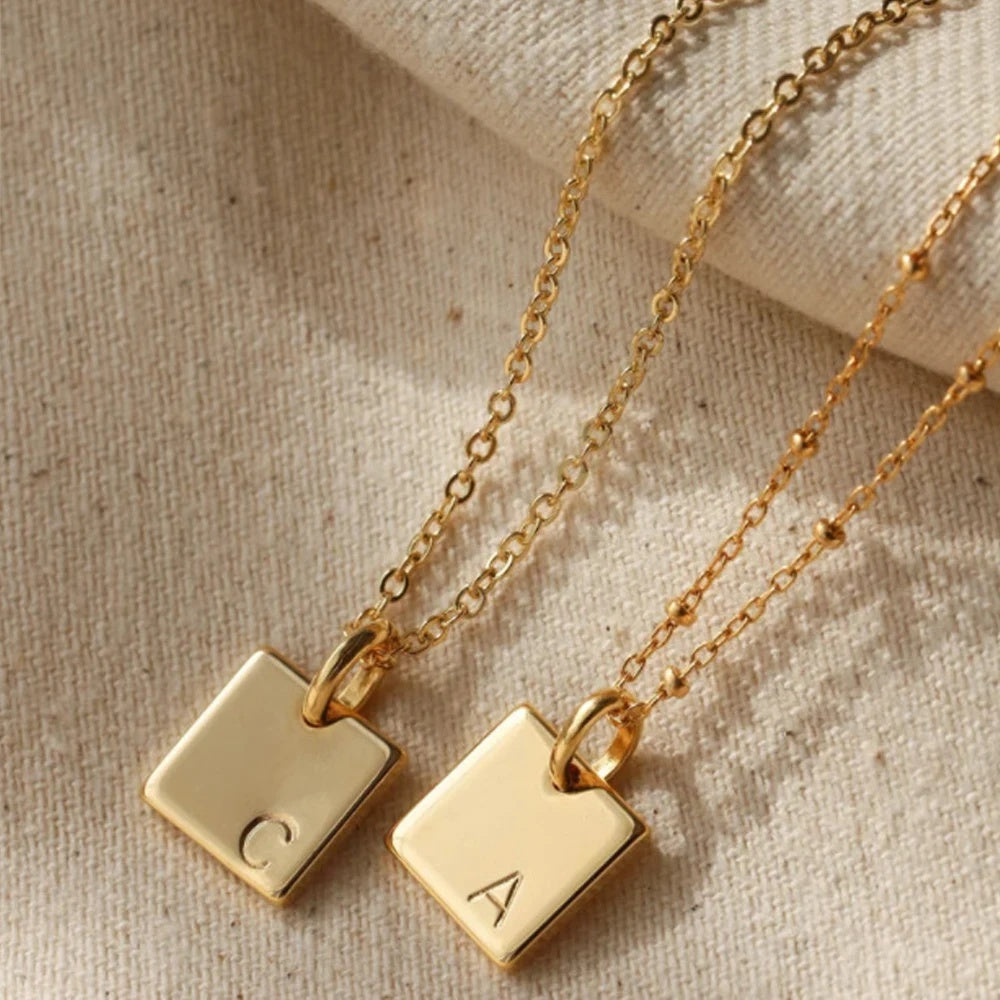 Ketting met initiaal twee hangertjes