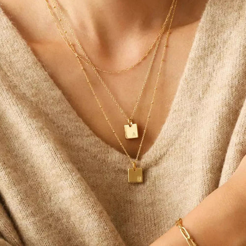 Ketting met initiaal op model