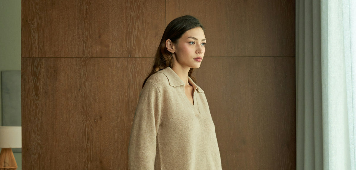 Vrouw in beige gebreide set